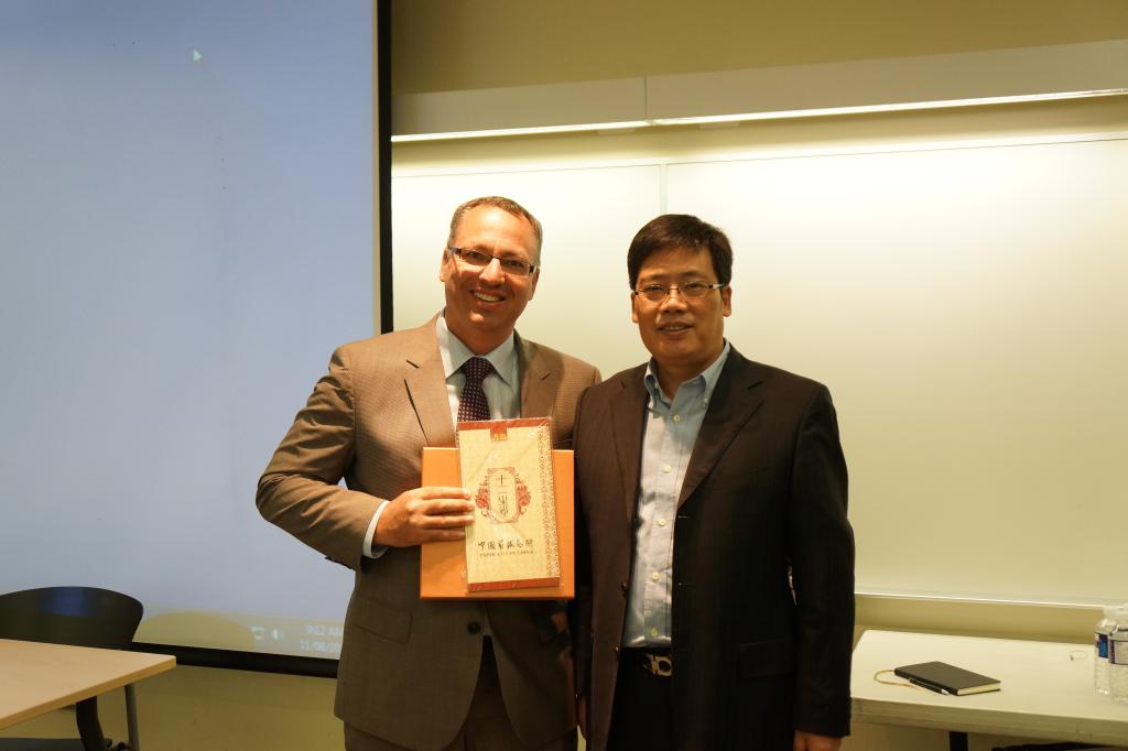 史建平副校长向Ted Rogers管理学院院长 Dr. Steven Murphy赠送见面礼