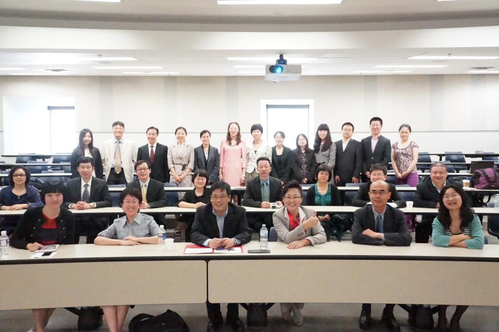 我校代表团教师与怀亚逊大学Ted Rogers管理学院部分培训教师合影