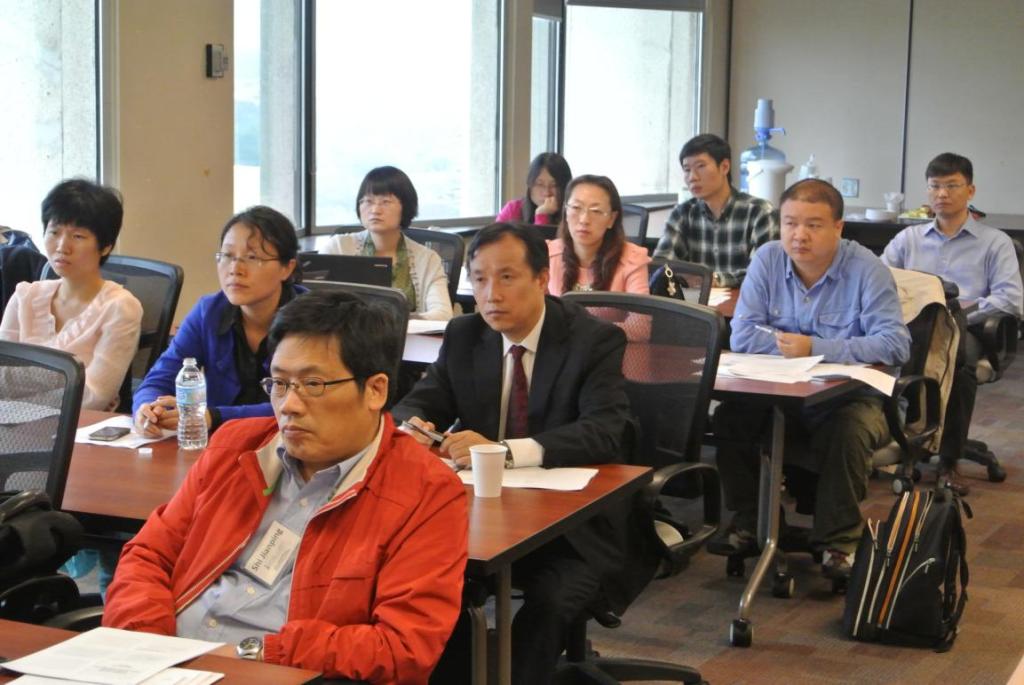 代表团成员认真听取Rotman管理学院Dragan Stojanociv教授讲座